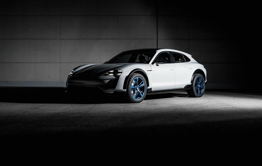  Porsche Mission E Cross Turismo 2018 года  (фото 24 из 66)
